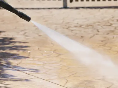 Lavando el hormigón impreso con agua bajo presión.